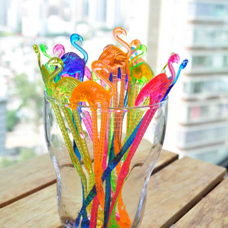 Drinkpinnar i olika färger, av plast , med en flamingo i toppen.
